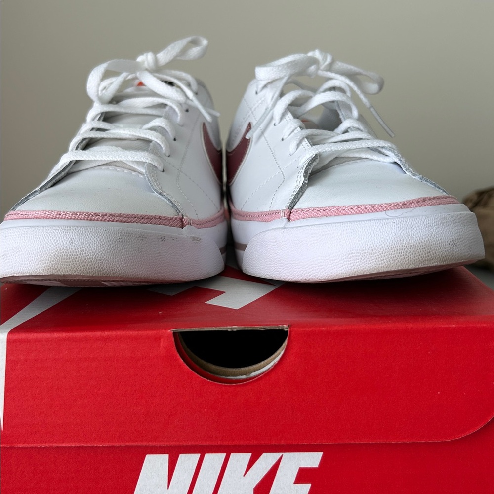 Nike court legacy. Boys size 7. Women’s 8.5. White/pink - Picture 8 of 8